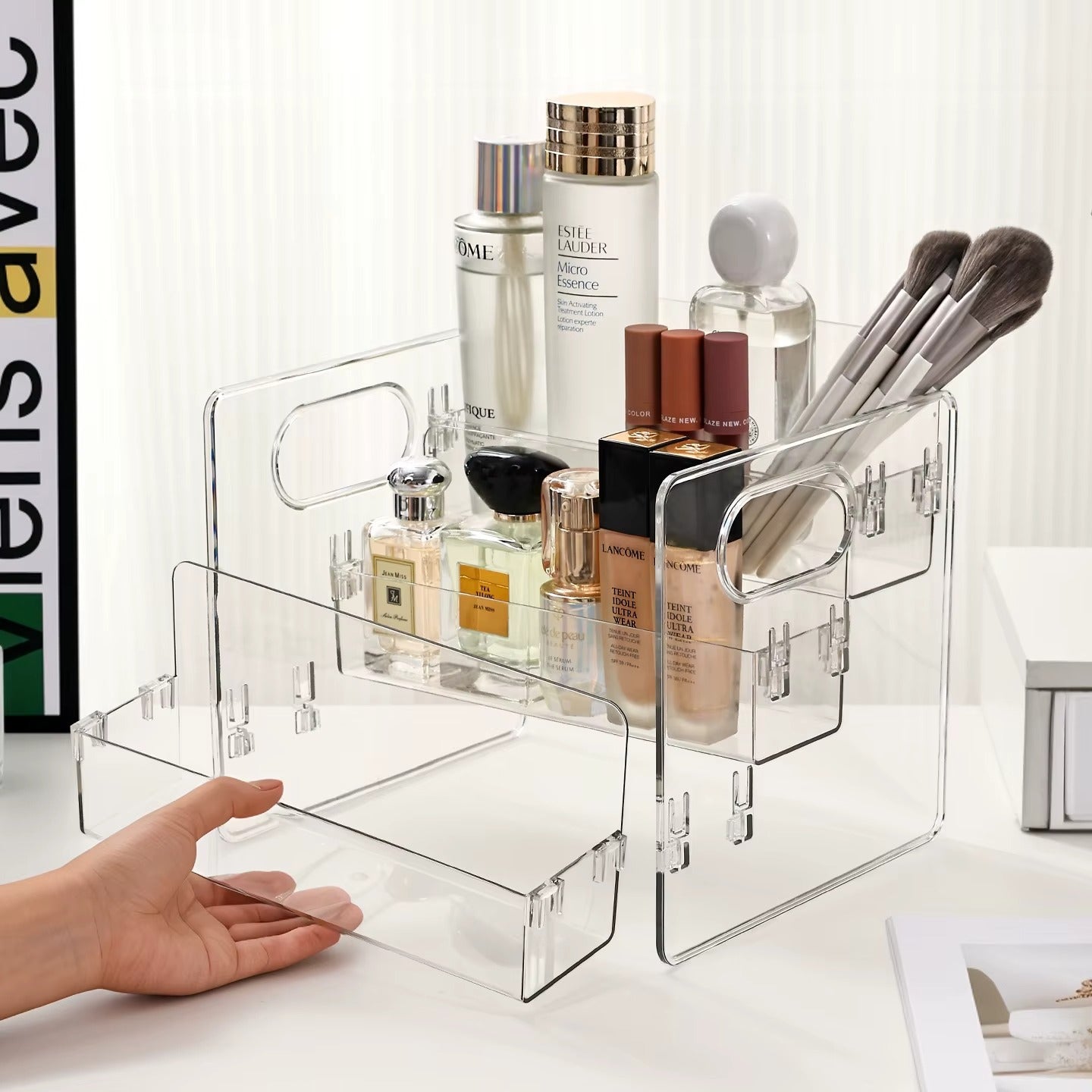 Estante organizador acrílico mostrando cosméticos, brochas y productos de belleza perfectamente ordenados