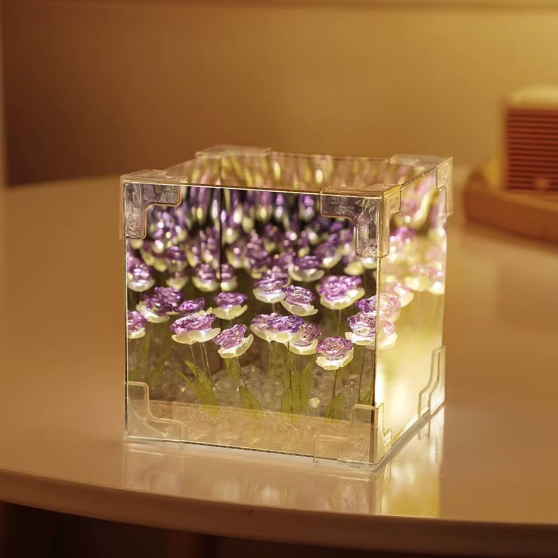  Caja de flores rosas moradas con luz LED en cubo de acrílico transparente con marco dorado - vista frontal iluminada