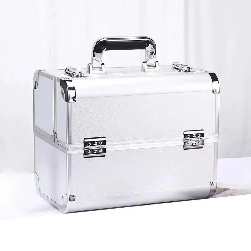 Caja de maquillaje profesional organizada con brochas, cosméticos y productos de belleza